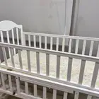 سرير أطفال مع خزانة سفلية