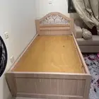 سرير خشبي