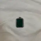 تعليقة ملاكايت فيها رسمة لحرف ح او ج