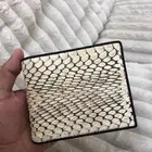 محفظة من جلد الكوبرا