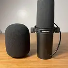 مايك شور Shure SM7B بحالة ممتازة مع الكرتون وجميع الملحقات