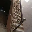 للبيع دربزون درج 25 متر تقريبا حديد المسكه خشب