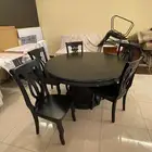 طاولة طعام دائرية خشب متين للبيع مع عدد خمسة كراسي الطائف