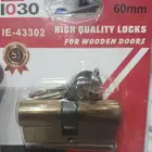 قلب كالون واجد لابواب الحديد والثاني للخشب يجي قصير