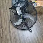 مروحه جداريه وصانعة بيتزا