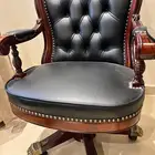 كرسي مكتبي كلاسيك استخدام خفيف جدا