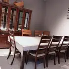 طاولة طعام مع خزانتها