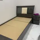 غرفة نوم مكونة من سرير و تسريحة وكمودينة فقط