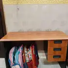 طاولة مكتب مع خزانة