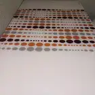 وطاولة طعام بدون كراسي وجهاز الغزال الطائر