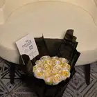 باقة ورد ساتان أنيقة بلونين أبيض وذهبي   ورد معطر