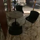 3 طاولات طعام لشخصين و4 طاولات 4 اشخاص