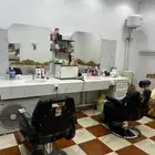 حلاق للبيع بكامل اغراضه