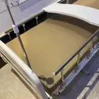 سرير طبي وشاشه كمبيوتر