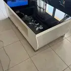 طاولة وسط مع رفوف بلاستيك مع مكنسة هوفر