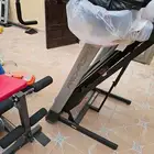 مجموعة معدات رياضية مع آلة سير