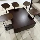 طاولة خشب مع طاولات تقديم