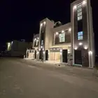 للبيع روف علوى مع ملحق مدخل مستقل 8غرف تشطيب VIP بأحد رفيده