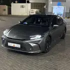 تويوتا كامري LE هايبرد بانوراما 2025 سعودي لون تيتانيوم