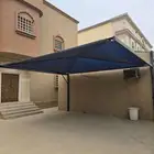 مظلة زرقاء كبيرة