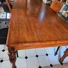 طاولة طعام للبيع معى 2 كراسي