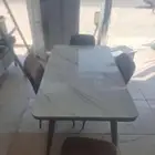 يوجد لدينا طاولات رخام مع الكراسي