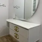 طاولة تزيين (تسريحة) جدارية فخمة مع مرآة وإضاءة LED