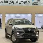 تويوتا فور تشنر - VX3 _ 2025 ابيض - فضي