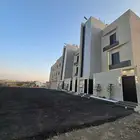 للبيع دور علوي مداخل مستقله وسطح خاص6غرف من580ألف بحي الطلح