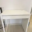 مكتب صغير مع الكرسي