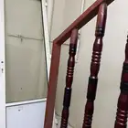 باب زجاجي بإطار معدني (أو ألمنيوم) أبيض اللون