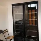 تصفية محل كامل جديد (رفوف-ثلاجات-طاولات-معدات) فرصة للمشاريع