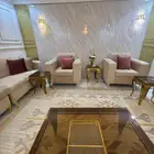 كنب شبه جديد للبيع 6 قطع و2 كراسي وكذلك طاولات العدد 6