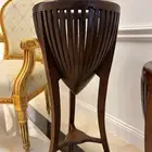 مزهرية خشبية عتيقة أو حامل نباتات