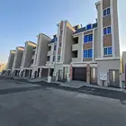 للبيع بحي المعارض غرب الخميس شقق ارضيه 6غرف بحوش ومدخل سياره