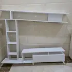 مكتبة وطاولة تلفزيون