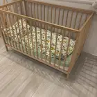 سرير أطفال مع طاولة تغير وهندول