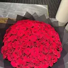 منسق زهور. ورد طبيعي صناعي