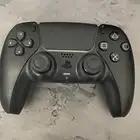 يد سوني 5 اللون اسود وفيها درفت بسيط