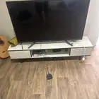 شاشه وطاوله تلفزيون جديده طاوله وجلسه ارضيه للبيع