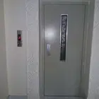 يوجد لدينا مصاعد اوتوماتيك ونص اوتوماتيك