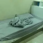 غرفة نوم مكونه من ثلاث سرر ودولاب ملابس