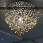 متفرقات للبيع نجف وطاولات ضيافه ومفرش سرير مزوج وساعات حائط