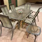 طاولة نظيفة وحجمها ممتاز للبيع .