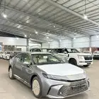 تويوتا كامري الموديل 2025 اللون تيتانيوم اصفار