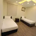 شقة ثلاث غرف ومجلسين وشقة غرفة وصالة مؤثثة وفاخرة بخميس مشيط