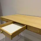 طاولة ومكتبة وكنبة