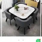 طاولة طعام مربعة مع اربع كراسي