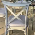 كراسي بيضاء