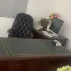 مكتب خشبي فخم مع الكراسب وطاولة الاجتماعات